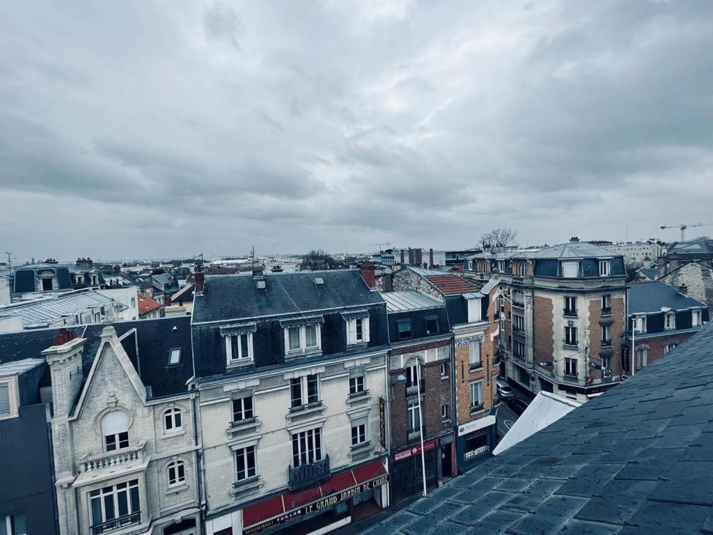 Le Sacre, Au Pied De La Cathedrale Reims